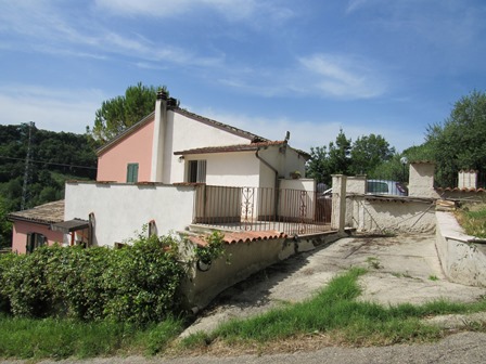 Nicely positioned semi-detached countryside house 3 km to the beach and 5km to Lanciano, with garden and parking.
