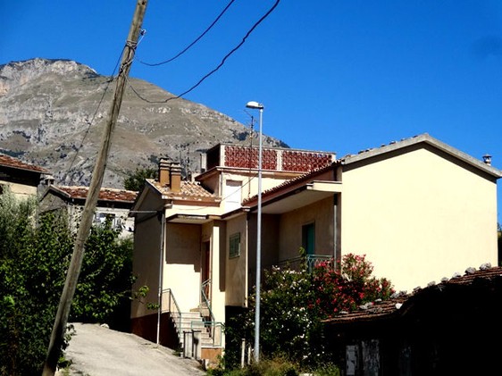 Habitable, spacious 3 bed house, with garden and 20 mins from skiing 1