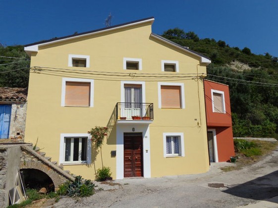 Stone, partly renovated house of 200sqm with garden and garage 2km to town 