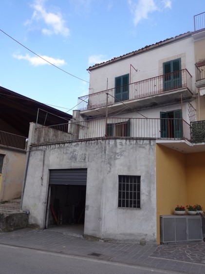 SOLD.Habitable town house with 30sqm terrace and garden. 500 meters to swimming pool, 2km to lake