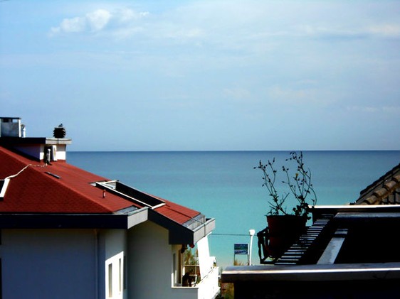 Sea view, 1km to beach, apartment with two bedrooms and two bathrooms, 15 mins to Pescara1