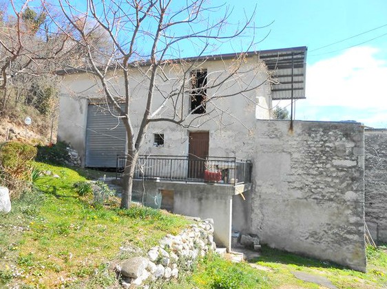 Traditional farm house of circa 200sqm with open and spectacular mountain views 1