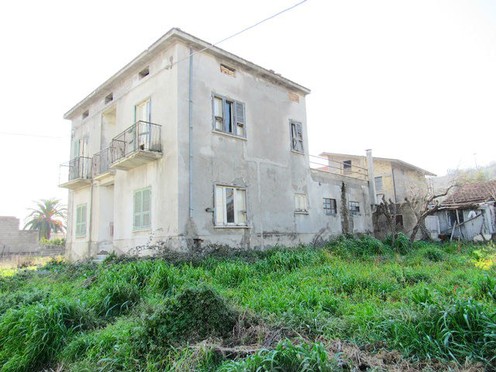 SOLD  Detached town house of 140sqm, in need of renovating, with 500sqm of garden and mountain views. 