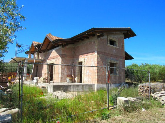 A rough, skeleton of a detached villa for sale with 500sqm of garden. 1