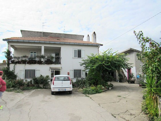 Semi-detached farm house, with barn and second house, 1000sqm of garden1