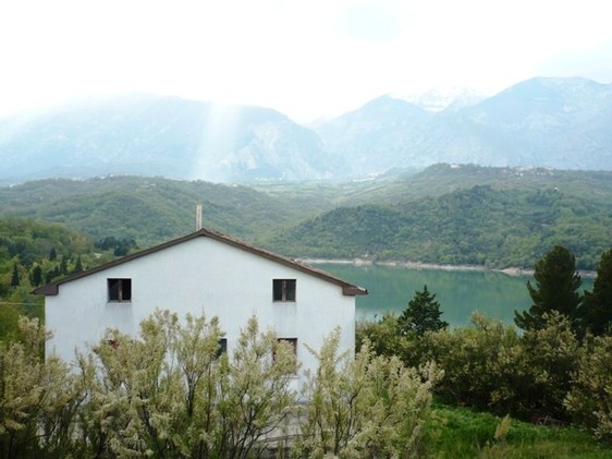 220sqm detached house, with 11 hectares of land overlooking Lake Casoli1