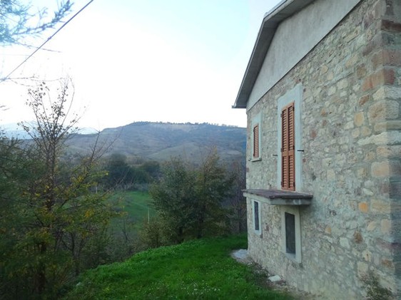 Detached, peaceful, stone, partly renovated house of 120sqm with garden 4km to 2 towns 1