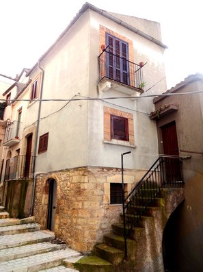 Two bed stone town house near swimming pool and lake. 1