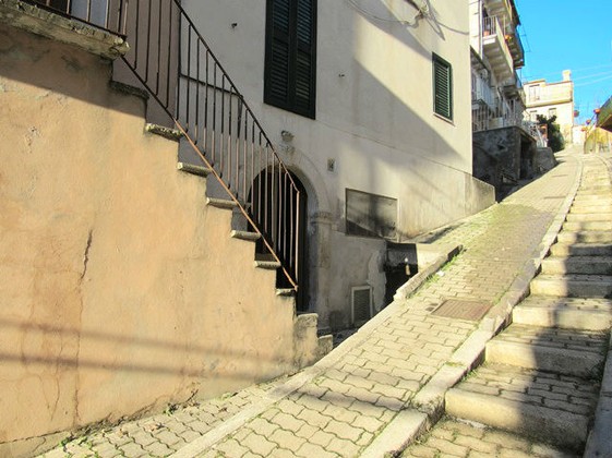 Stone, habitable terraced house, with courtyard, 3km to the lake and 1km to the swimming pool. 1