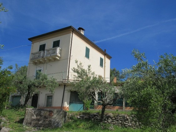 Stone detached , character full house 2km to Bomba, 5km to the lake with garden and open views. 1