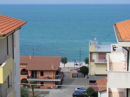 Detached, 5 bedroom town house with sea view terrace, 500 meters to the beach with parking and 1000sqm of garden.