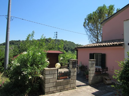 Finished, 2 bedroom cottage 4km to the beach in a peaceful spot with valley views.1