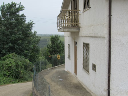 Detached, habitable, 3 bed house 7km to the beach and 200 meters to the town.1