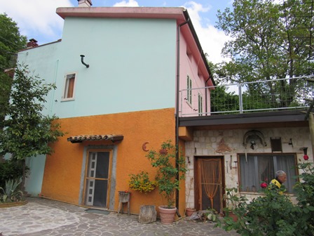 Detached 4 bed Farm house with 5000sqm of  land, swimming pool and 200 meters from the town center. 1