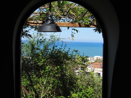 Open sea views, 2km to the beach from a finished 1 bed house and 3000sqm of land for tourist activites.