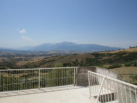 SOLD.Fantastic, mountain view, sun terrace of 15sqm, 1km to town, 2 beds, habitable, 200sqm of garden. 1