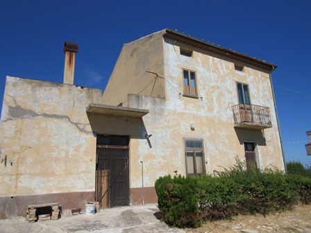 Detached, 190sqm habitable farmhouse in a panoramic location with barn and 6000sqm of land 300 meters from Atessa