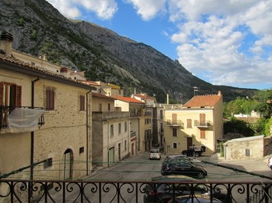 Solid stone structure, 3 beds, garage, 120sqm, in an active town full of Italian character 1