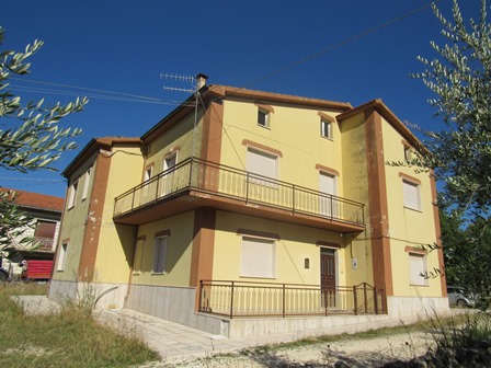 Detached, 250sqm, 6 beds, 4000sqm land, habitable, garage, location 1km to the town1