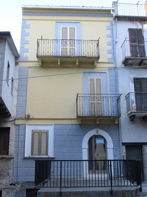 3 bed with terrace in the old part of town close to swimming pool. 