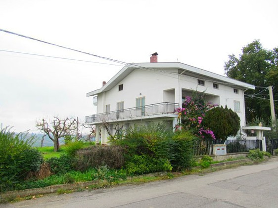 Detached Villa with a hectare of land (10,000sqm) and out building.