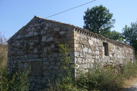 Old house made with oOriginal Majella stone. The house has 2 big room and 1000sqm of land with fruit trees. 